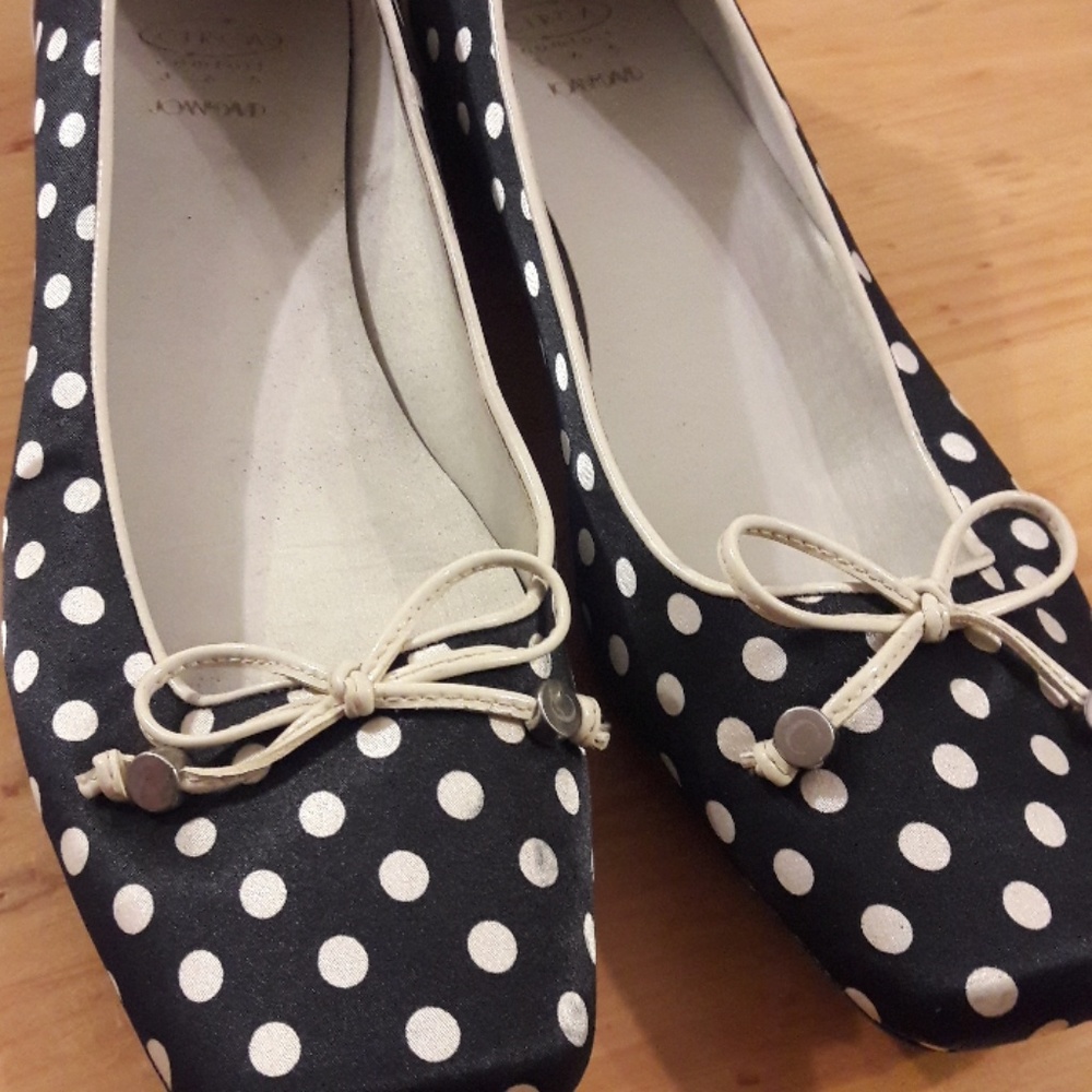 Lovely polka dot shoes! Black and White! Silky